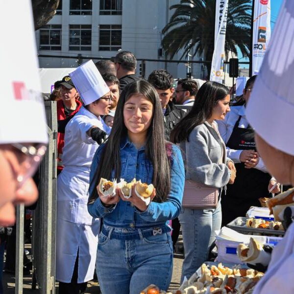 Cecineros de Chillán regalaron más de 5.000 choripanes en Fiesta de la Longaniza