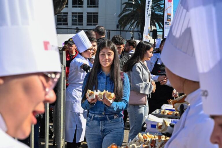 Cecineros de Chillán regalaron más de 5.000 choripanes en Fiesta de la Longaniza